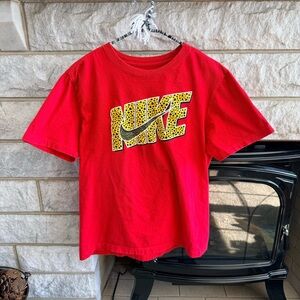 Nike Men’s Red and Yellow Graphic Tee Medium